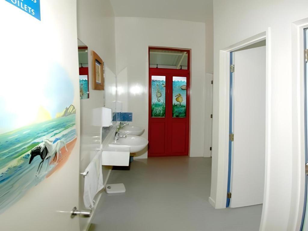נאפייר Stables Lodge Backpackers מראה חיצוני תמונה