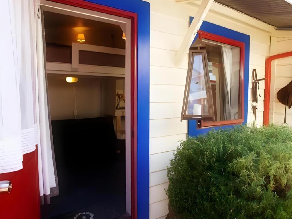 נאפייר Stables Lodge Backpackers מראה חיצוני תמונה