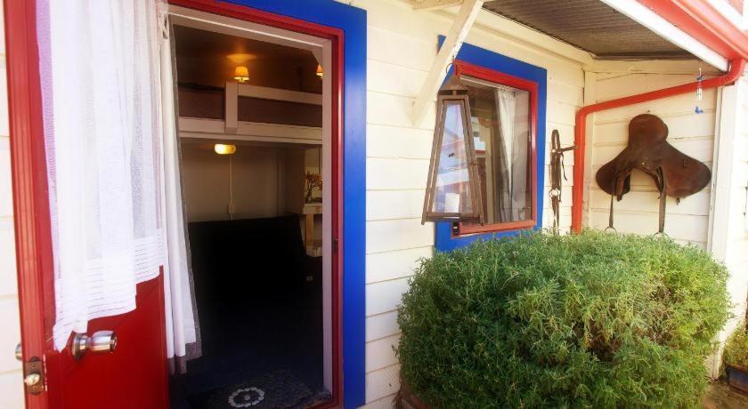 נאפייר Stables Lodge Backpackers מראה חיצוני תמונה