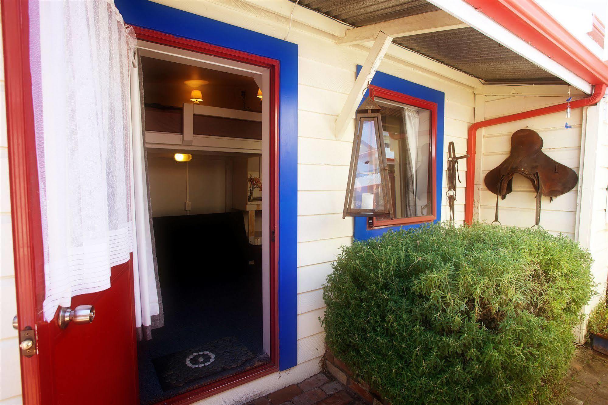 נאפייר Stables Lodge Backpackers מראה חיצוני תמונה